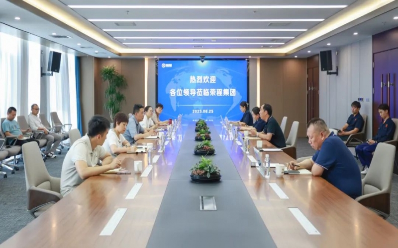 津南區(qū)副區(qū)長薛彤一行到訪榮程集團就企業(yè)生產(chǎn)運行、科技攻關(guān)等調(diào)研服務(wù)