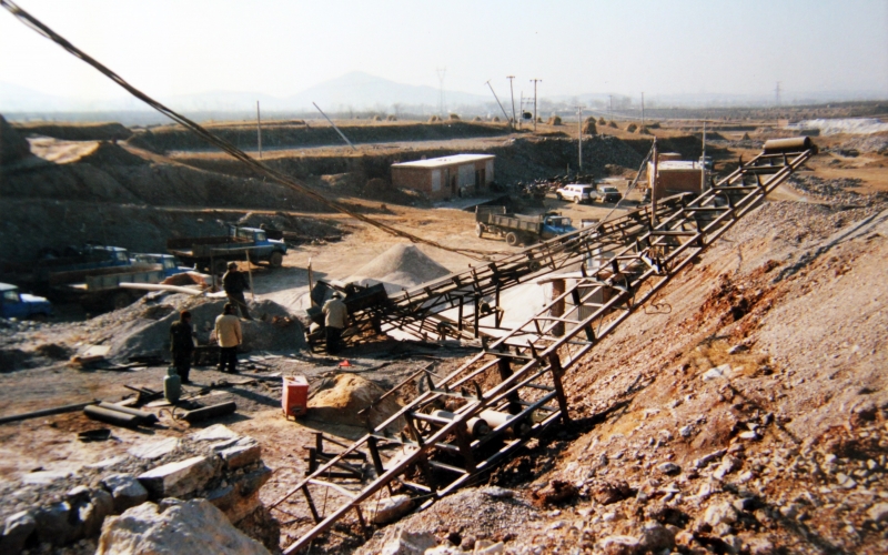 1994年，設立順達冶金原料廠走上實業報國之路