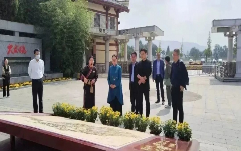 全國(guó)人大代表、中國(guó)民間商會(huì)副會(huì)長(zhǎng)、全聯(lián)女企業(yè)家商會(huì)會(huì)長(zhǎng)、天津榮程祥泰集團(tuán)董事會(huì)主席張榮華到靈寶市考察傳統(tǒng)文化保護(hù)傳承