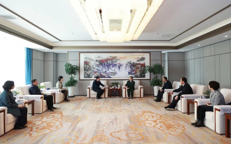 津南區委副書記唐小文一行到榮程集團祝賀慰問全國三八紅旗手標兵張榮華