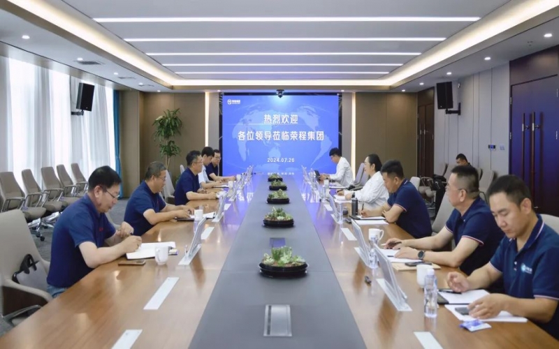 張榮華主席與北奔重型汽車集團黨委書記、董事長何清一行座談交流