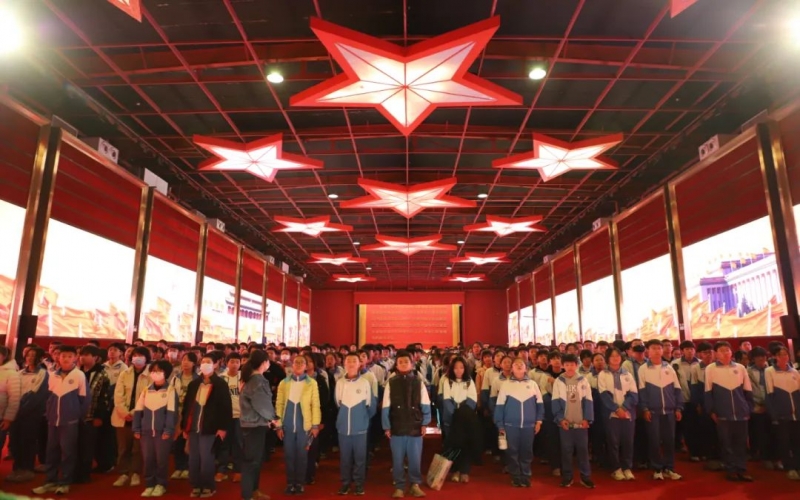 傳承紅色基因 激發報國熱情 時代記憶館迎來天津市82中500余名師生